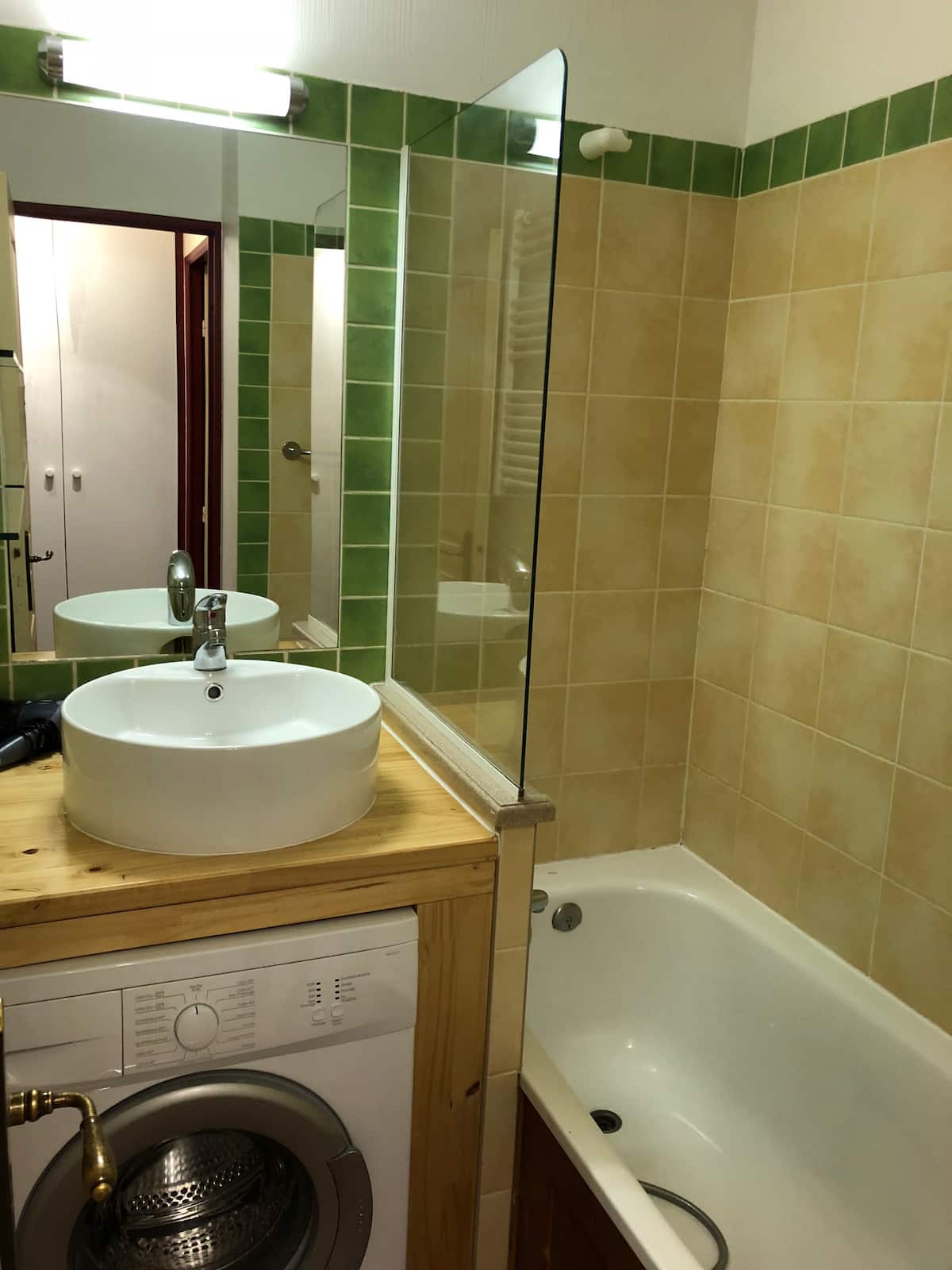 La salle de bain et le lave-linge — Le Galibier
