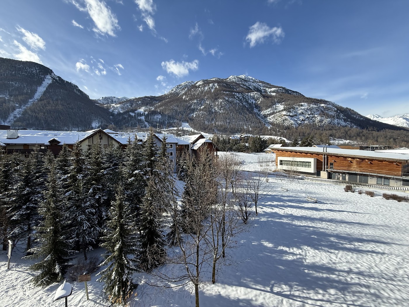 Vue sur les montagnes et les jardins enneigés de la résidence Alpaga depuis l’Izoard