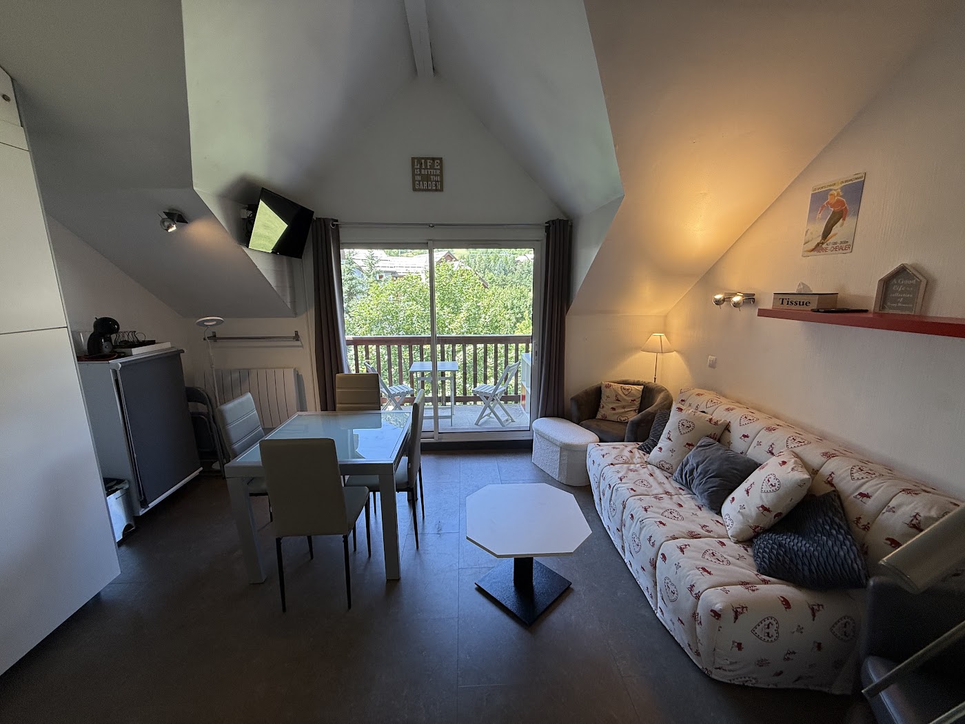 Le salon ouvert sur la terrasse de l’Izoard