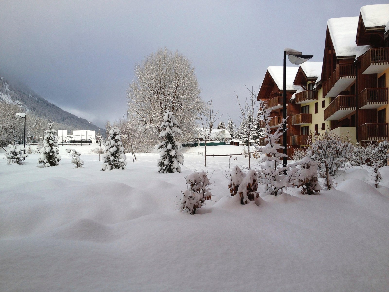 La résidence Alpaga et son jardin sous la neige